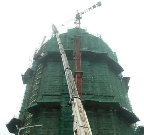 尼玛吊车在工地上作业